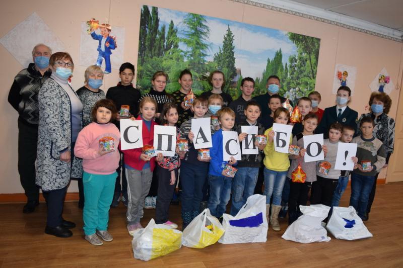 Смоленские таможенники поздравили учеников подшефной школы с новогодними праздниками