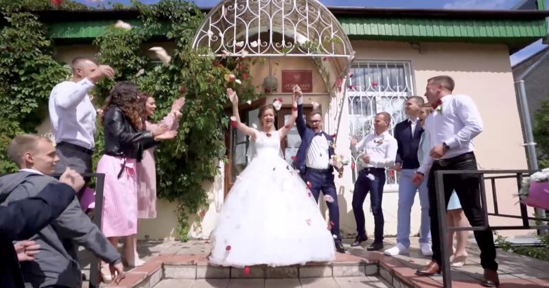 Влюбленные из Дна сыграли свадьбу на проекте телеканала «Пятница!»