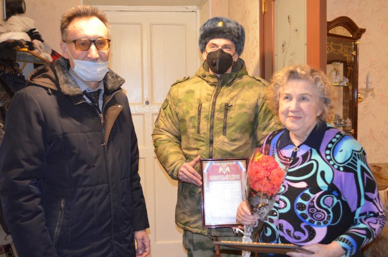 Мурманские росгвардейцы навестили жительницу блокадного Ленинграда