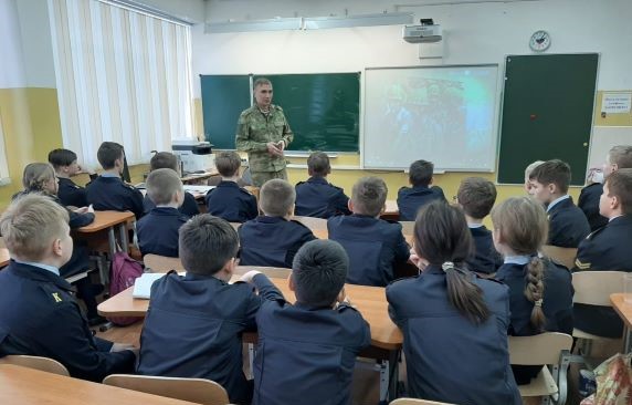 Офицер Росгвардии провел патриотическое занятие для кадетов Выльгортской школы