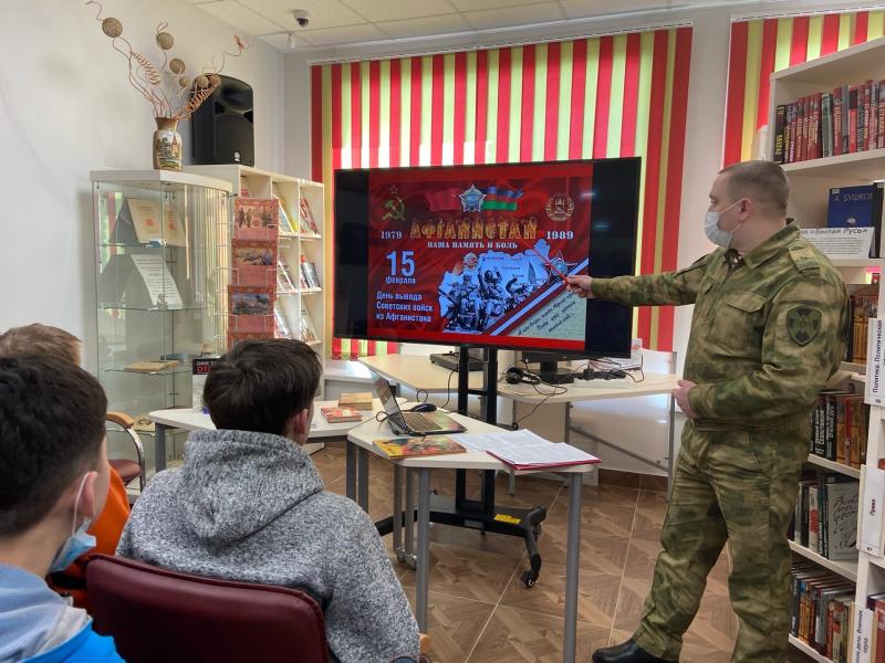 В Пскове военнослужащие Росгвардии провели для студентов патриотическое мероприятие