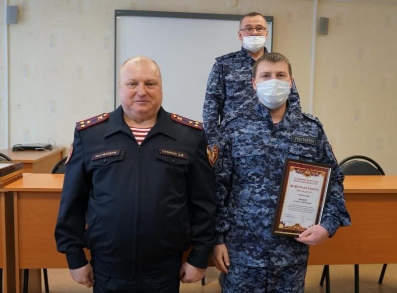 Начальник Управления Росгвардии по Кировской области вручил почётные грамоты сотрудникам подразделений лицензионно-разрешительной работы