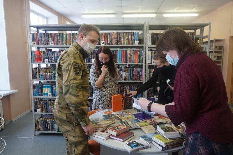 Военнослужащий Росгвардии присоединился к акции «Дарите книги с любовью»