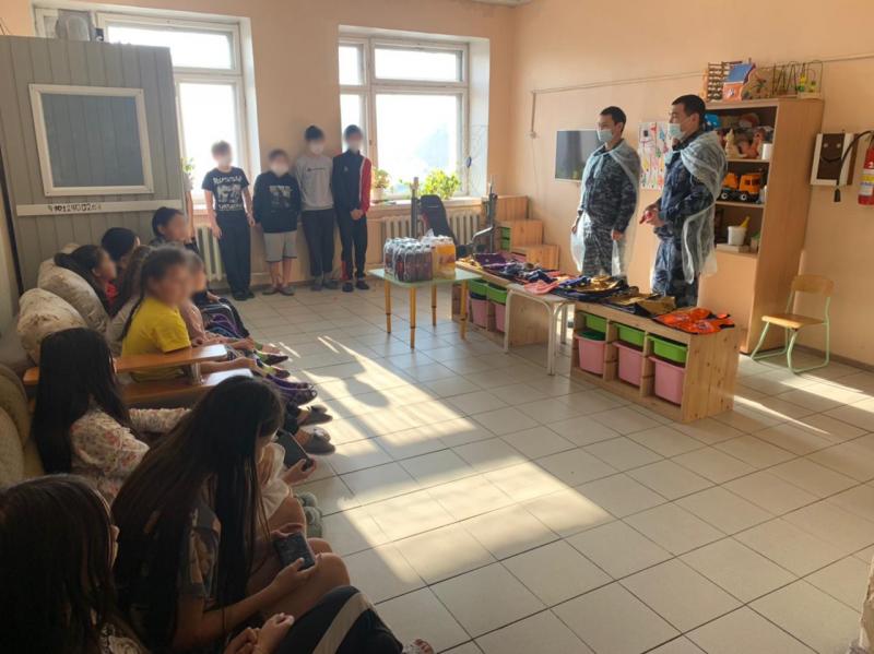 Сотрудники ЛИУ-2 подарили малышам изготовленные осужденными вещи.
