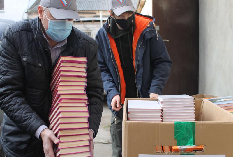 «Книжная помощь» в Кабардино-Балкарии: более пятисот книг и российских флагов преданы в детские образовательные учреждения