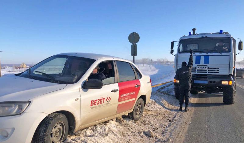 В Мордовии сотрудники ОМОН Росгвардии  пришли на помощь водителю такси, попавшему в снежный плен