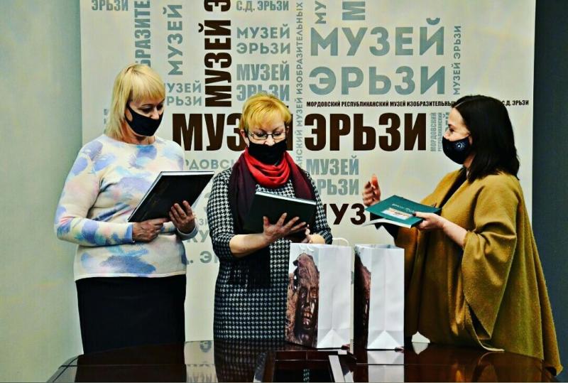 ОНФ в Мордовии передал книги в Национальную библиотеку имени А.С. Пушкина