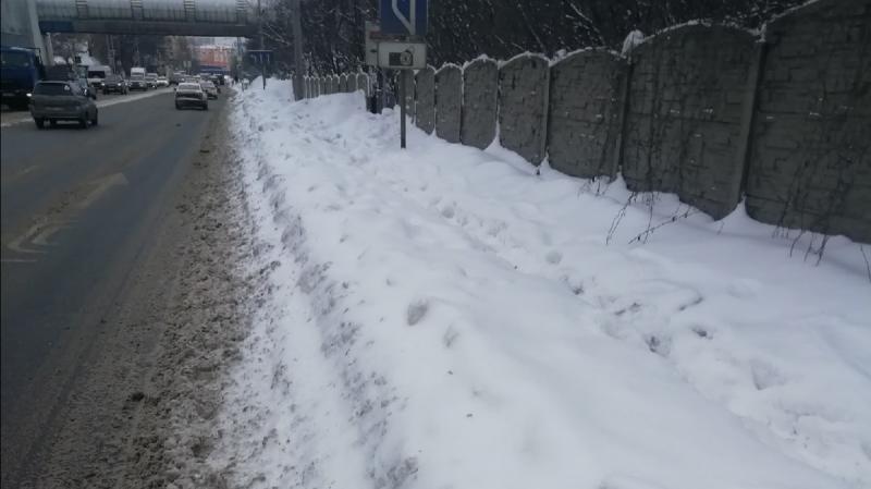 Пешеходы Красногорска рискуют жизнью в связи с заваленными снегом тротуарами