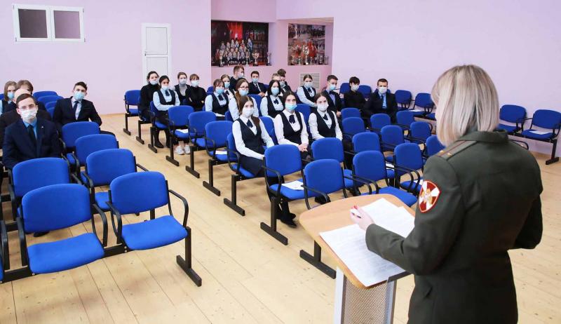 В Саранске в рамках акции «На службу в Росгвардию» прошел урок ранней профессиональной ориентации с учащимися 10  классов