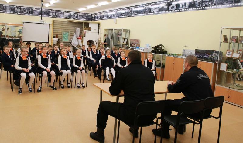В Мордовии сотрудники ОМОН Росгвардии провели Урок мужества для Саранских школьников