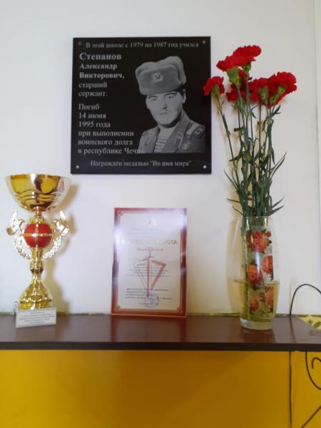 Сотрудники ОМОН (на транспорте) Управления Росгвардии по Новосибирской области почтили память погибшего коллеги