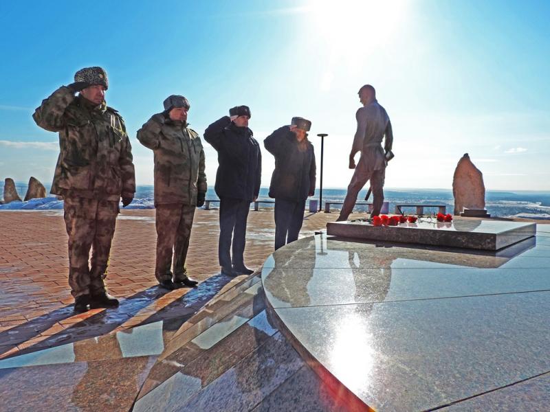 Офицеры Росгвардии по Хакасии принесли дань памяти и уважения предыдущим поколениям защитников Отечества