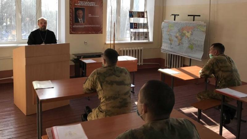 В Кирове военнослужащих Росгвардии поздравил представитель духовенства