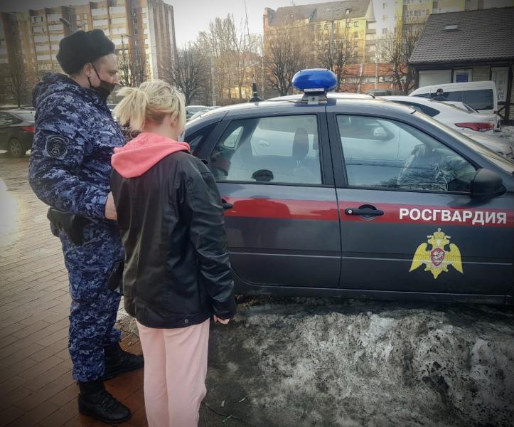 Калининградские росгвардейцы задержали местную жительницу за хищение продуктов питания