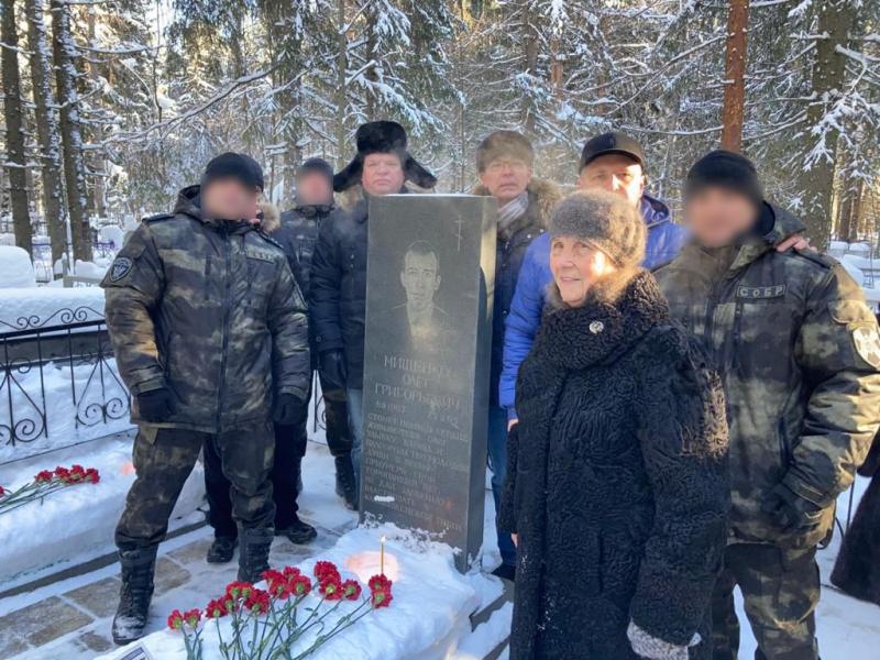Сотрудники сыктывкарского СОБР почтили память бойца отряда, погибшего при исполнении служебного долга
