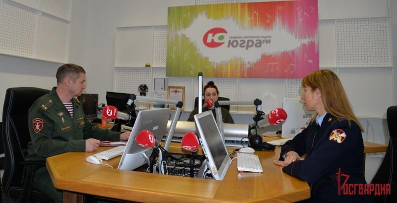 В Югре сотрудники Росгвардии приняли участие в радиопрограмме «Родительский совет» окружной радиостанции