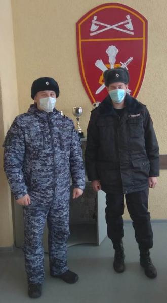 В Саранске сотрудники вневедомственной охраны Росгвардии приняли участие в тушении пожара и эвакуации жильцов общежития