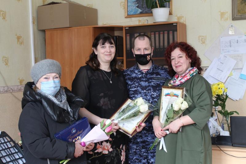 Накануне 8 марта кировские росгвардейцы поздравили женские коллективы подшефных организаций с наступающим праздником