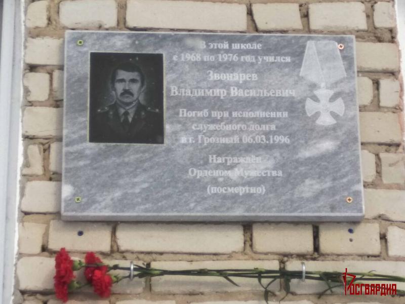 Росгвардейцы приняли участие в открытии обновленной мемориальной доски павшему в бою офицеру курганского СОБР