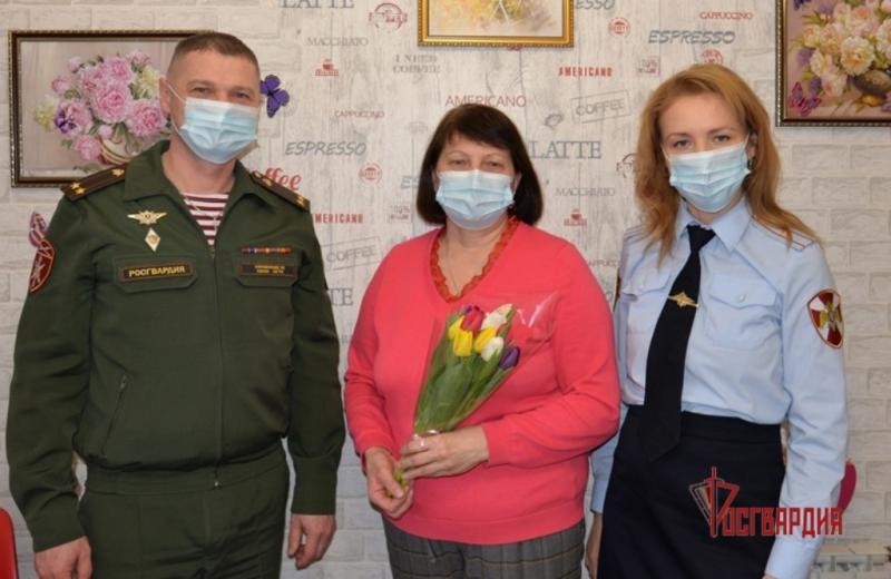 В Югре росгвардейцы поздравили с Международным женским днем матерей погибших защитников Отечества