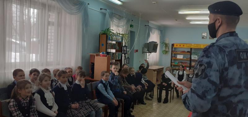 Сотрудники ОМОН провели встречу с учащимися одной из школ г. Чебоксары