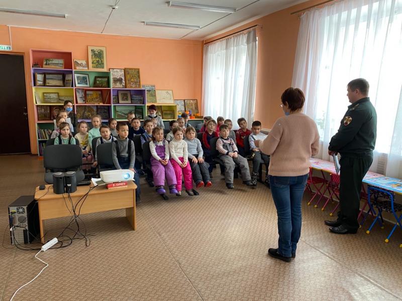 В Чебоксарах военнослужащие Росгвардии рассказали детям о трудовом подвиге строителей Сурского и Казанского оборонительных рубежей