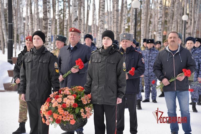 Церемония возложения цветов к мемориалам погибшим правоохранителям состоялась в Югре