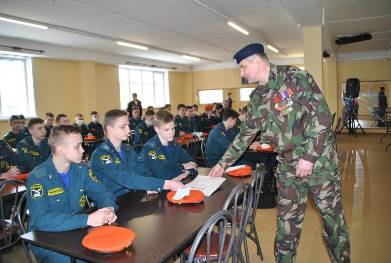 Командир кировского СОБР провел Урок Мужества для студентов пожарно-спасательного юридического полицейского колледжа
