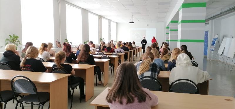 Сотрудники Управления Росгвардии по Новгородской области провели со студентами тематическое занятие