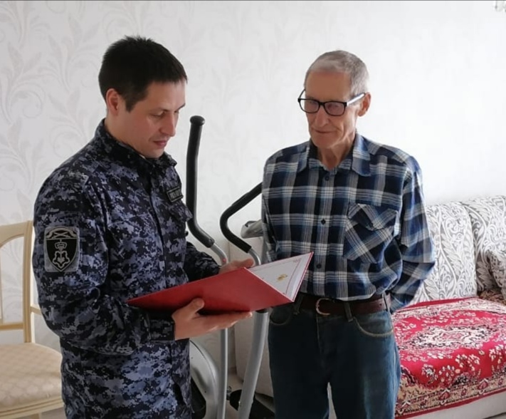 Сотрудники вневедомственной охраны Карелии поздравили ветерана с юбилеем