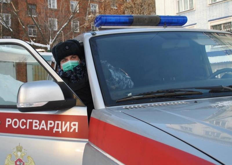 Кировские росгвардейцы пресекли драку и задержали подозреваемого в грабеже