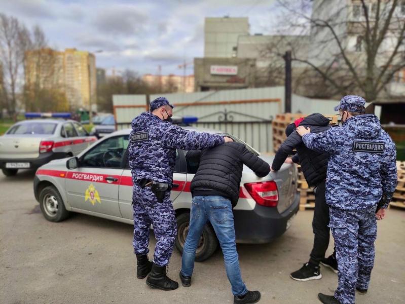 В Калининграде сотрудники Росгвардии задержали двух приятелей за хищение товара