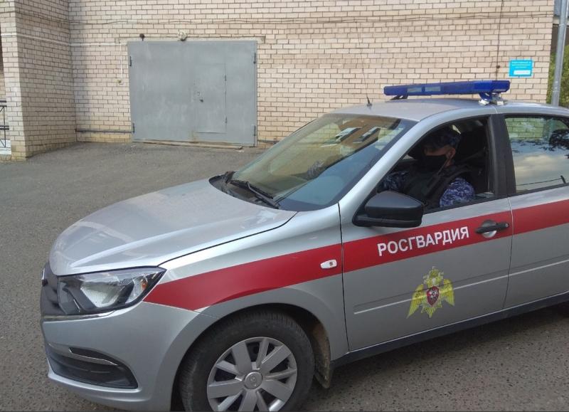 В Кирово-Чепецком районе росгвардейцы задержали подозреваемого в нанесении побоев посетителю бара