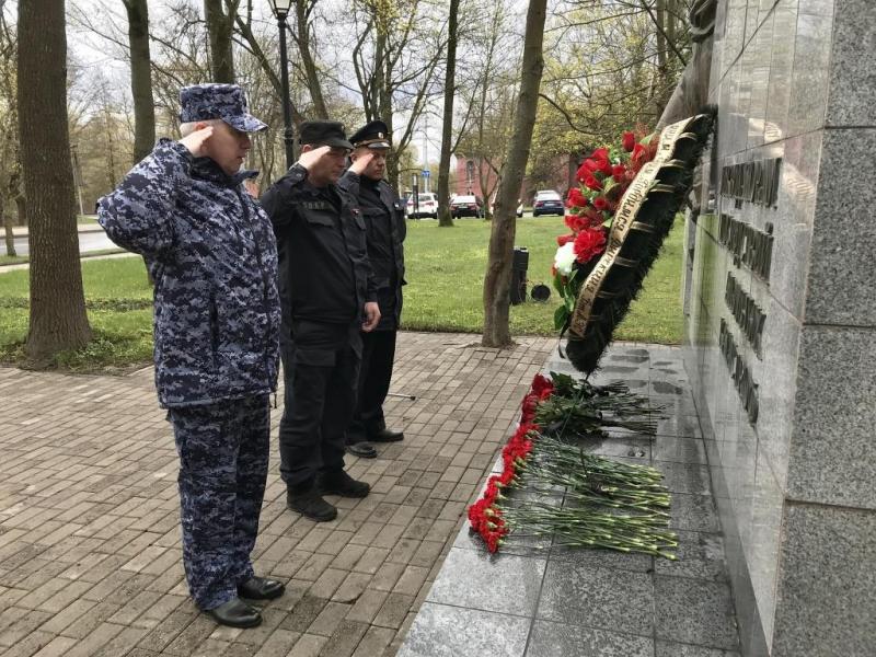 Офицеры Управления Росгвардии по Калининградской области почтили память ликвидаторов Чернобыльской катастрофы