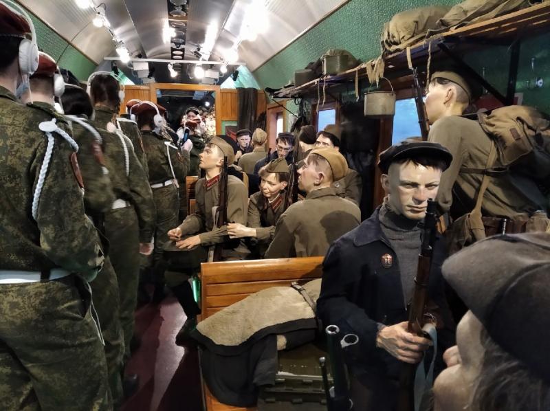 В городе Кирове подшефные росгвардейцев осмотрели Поезд Победы