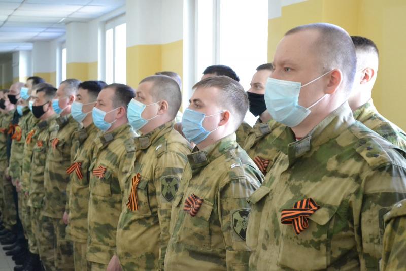 В Нарьян-Маре военнослужащие и сотрудники Росгвардии присоединились ко всероссийской акции «Георгиевская ленточка»