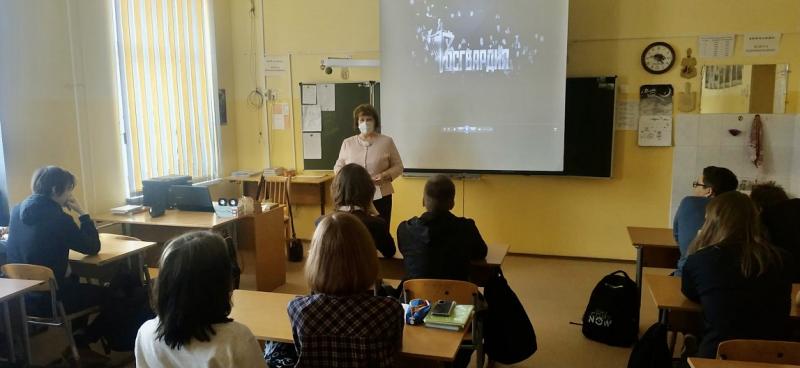 В Коле сотрудники Росгвардии провели «урок мужества» для учеников местной школы