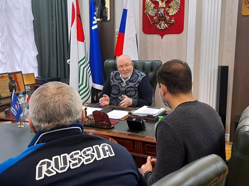 Владимир Семенов провел прием граждан в Нефтеюганске