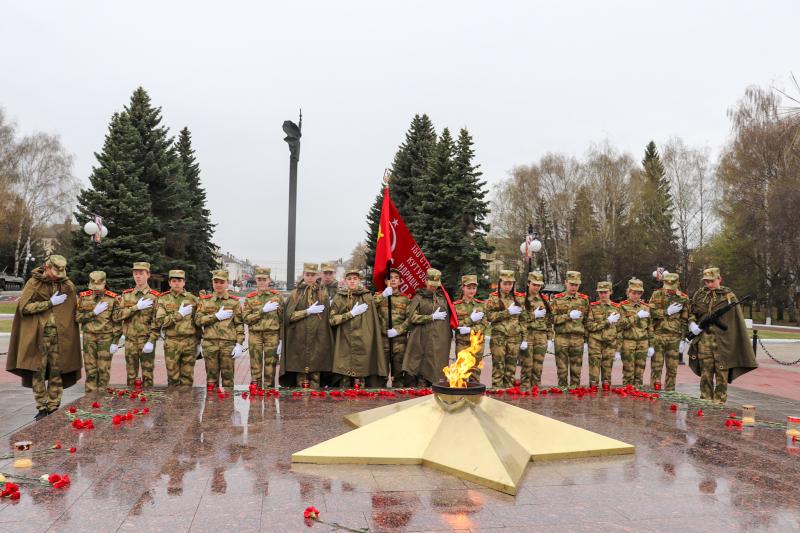 В Йошкар-Оле кадеты Росгвардии заступили на почетный караул у воинских святынь, расположенных на территории города