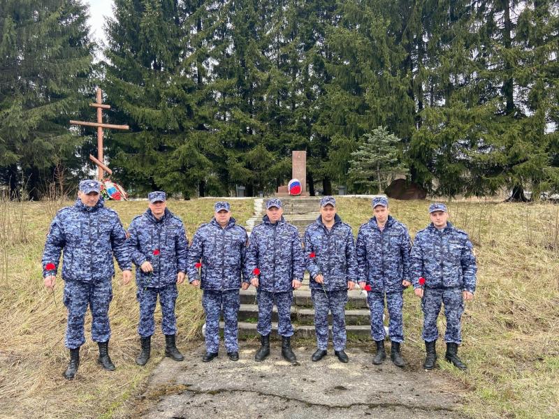 Офицеры отдела вневедомственной охраны Карелии почтили память погибших в годы Великой Отечественной войны защитников станции Орзега