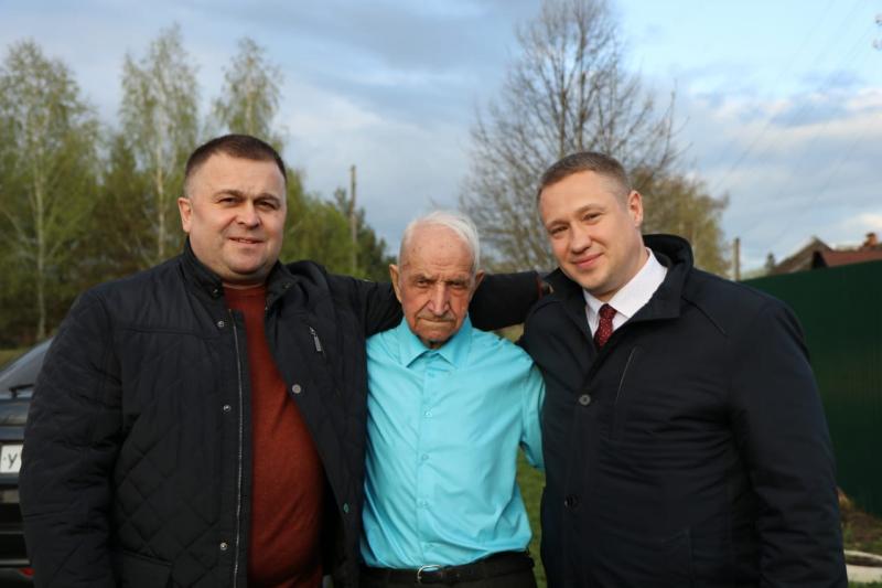 Энергетики поздравили ветерана Ивана Афанасьевича Киреева с Днём Победы.