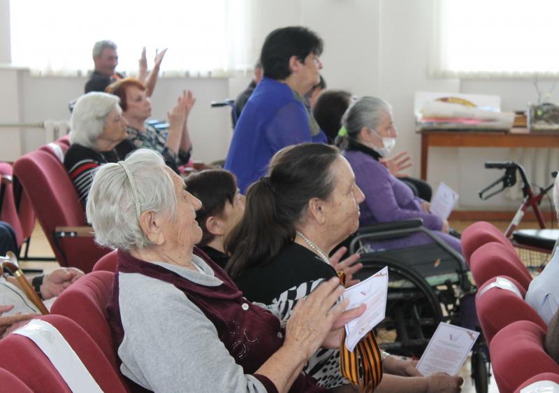 #МыВместе: общественники в Кабардино-Балкарии навестили жильцов Дома престарелых и организовали для них праздничный концерт