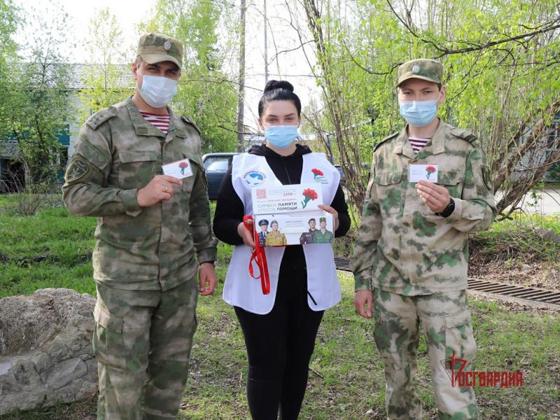 В Югре Росгвардия поддержала всероссийскую благотворительную акцию «Красная гвоздика»