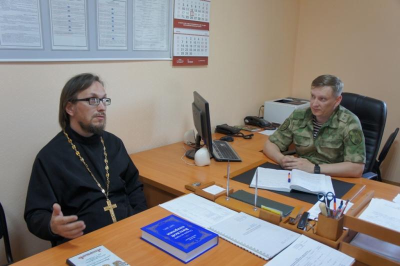 Протоиерей Андрей Лебедев обсудил вопросы духовно-нравственного воспитания военнослужащих с командованием военного госпиталя Росгвардии