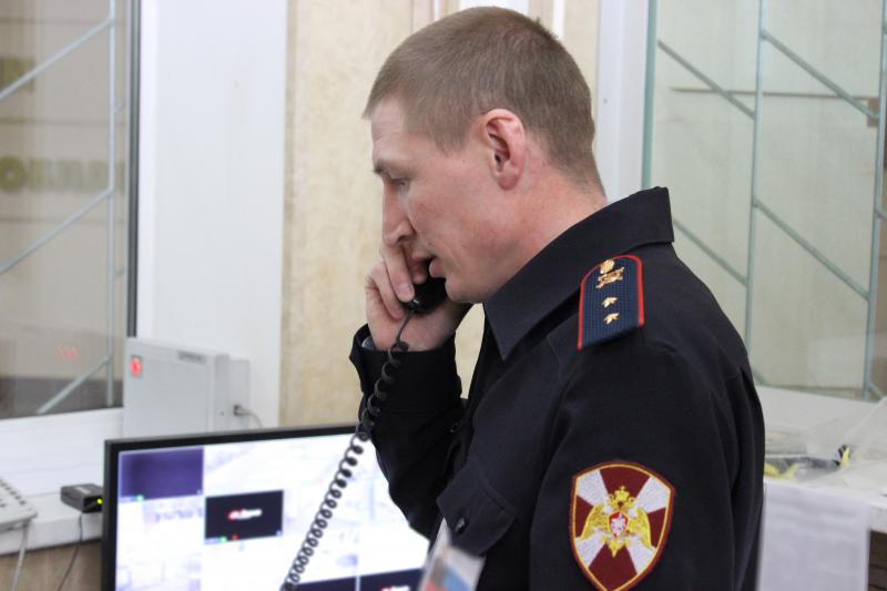 В Челябинске сотрудники вневедомственной охраны задержали подозреваемых в хищении ворот с территории завода