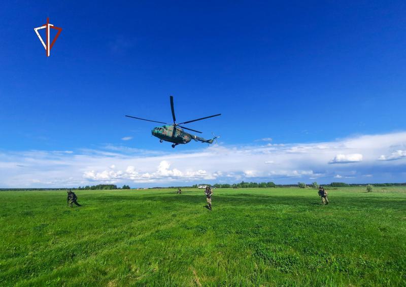 В Марий Эл сотрудники спецподразделений Росгвардии отработали технику беспарашютного десантирования с вертолета