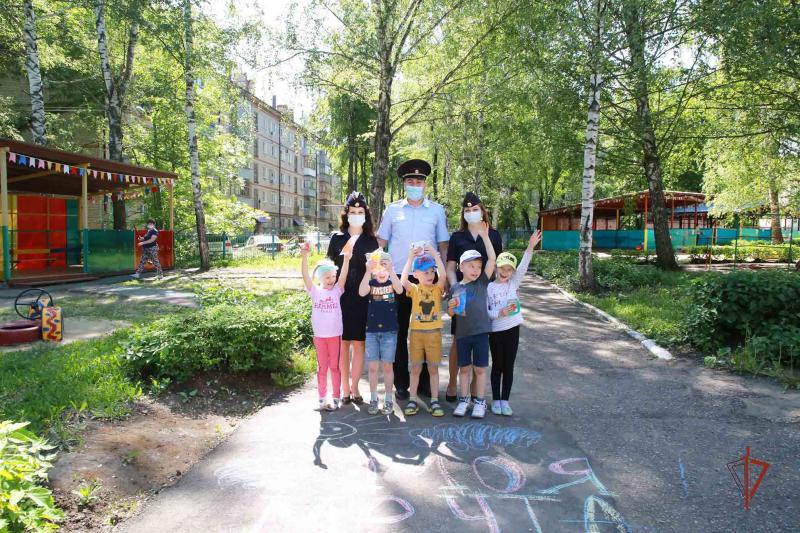 Сотрудники Росгвардии организовали и провели конкурс рисунков на асфальте