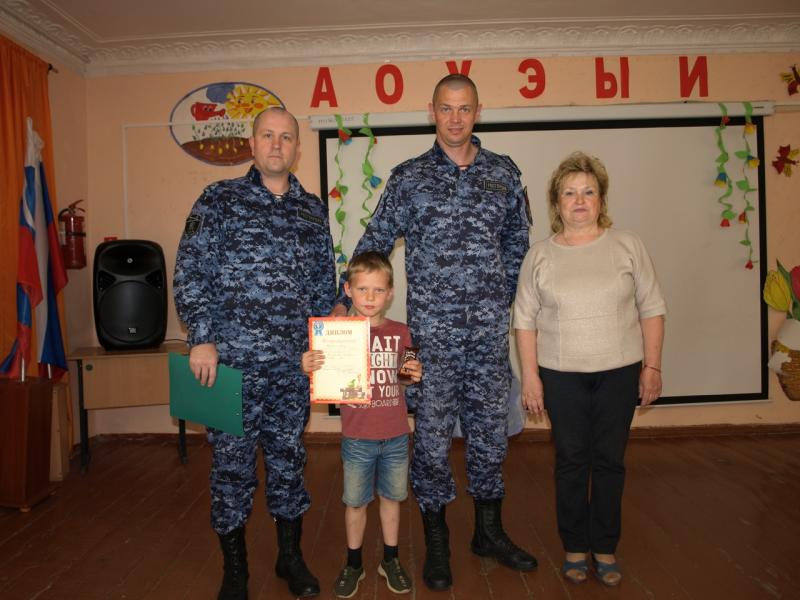В Кирове росгвардейцы поздравили своих подшефных с окончанием учебного года и Днем защиты детей