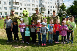 Новгородские росгвардейцы провели калейдоскоп мероприятий в Международный день защиты детей