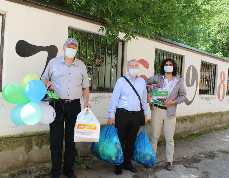 В День защиты детей активисты ОНФ в Кабардино-Балкарии привезли подарки особенным детям и провели мастер-классы от юных футболистов